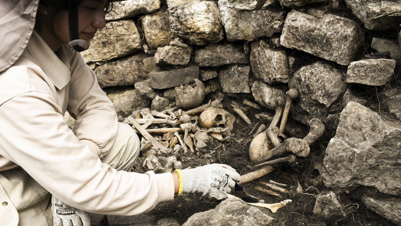 Archeologen ontdekken 600 jaar oud graf met skeletten in "Machu Picchu van het noorden"