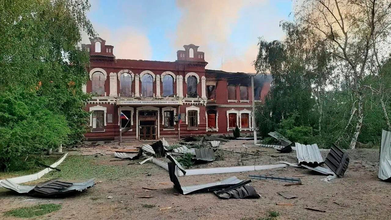 Drone op universiteit in Oekraïense Loehansk doodt 4 mensen en verwondt 35 tieners, nog mensen onder puin