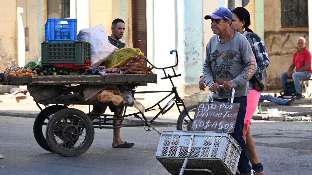 Verstikkende olieblokkade en druk op politiek systeem: hoe Trump Cuba al maanden op de knieën probeert te krijgen