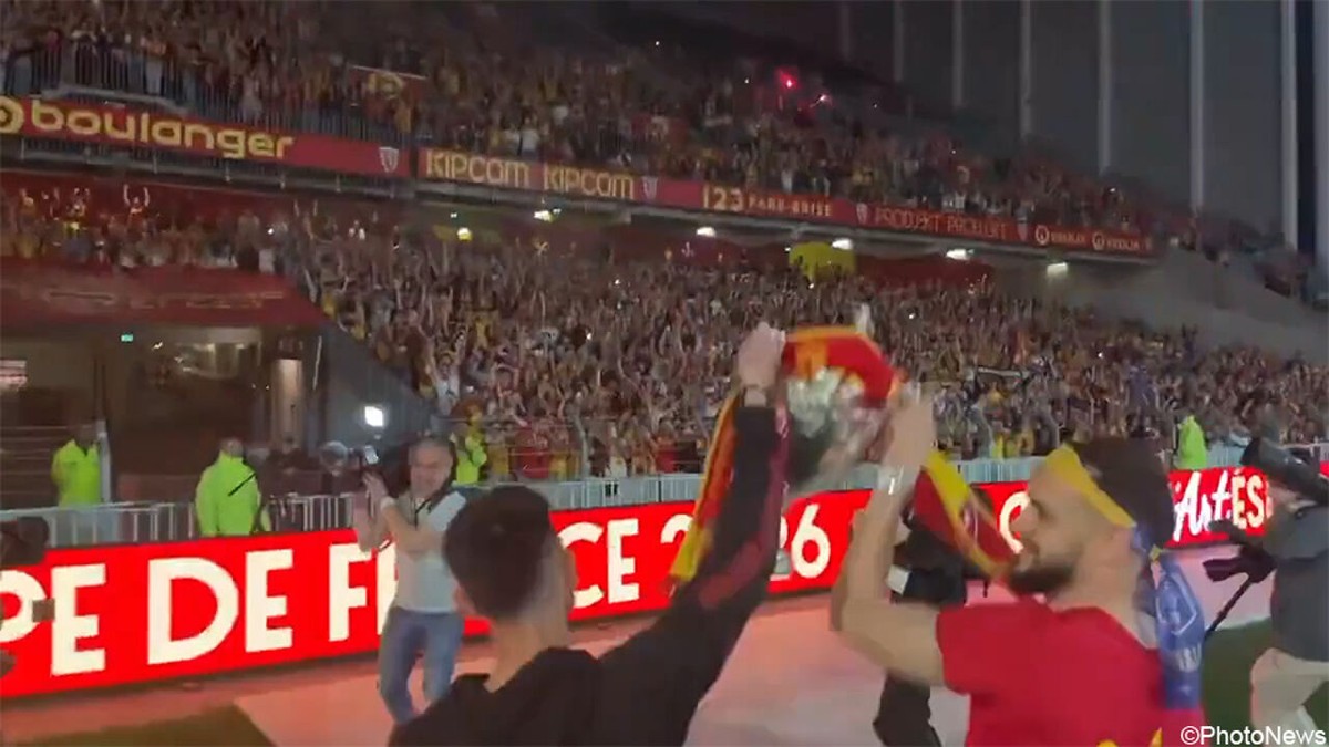Explosie van vreugde om 4.30 uur 's ochtends: 20.000 fans wachten hun Lens-helden op bij thuiskomst na bekertriomf