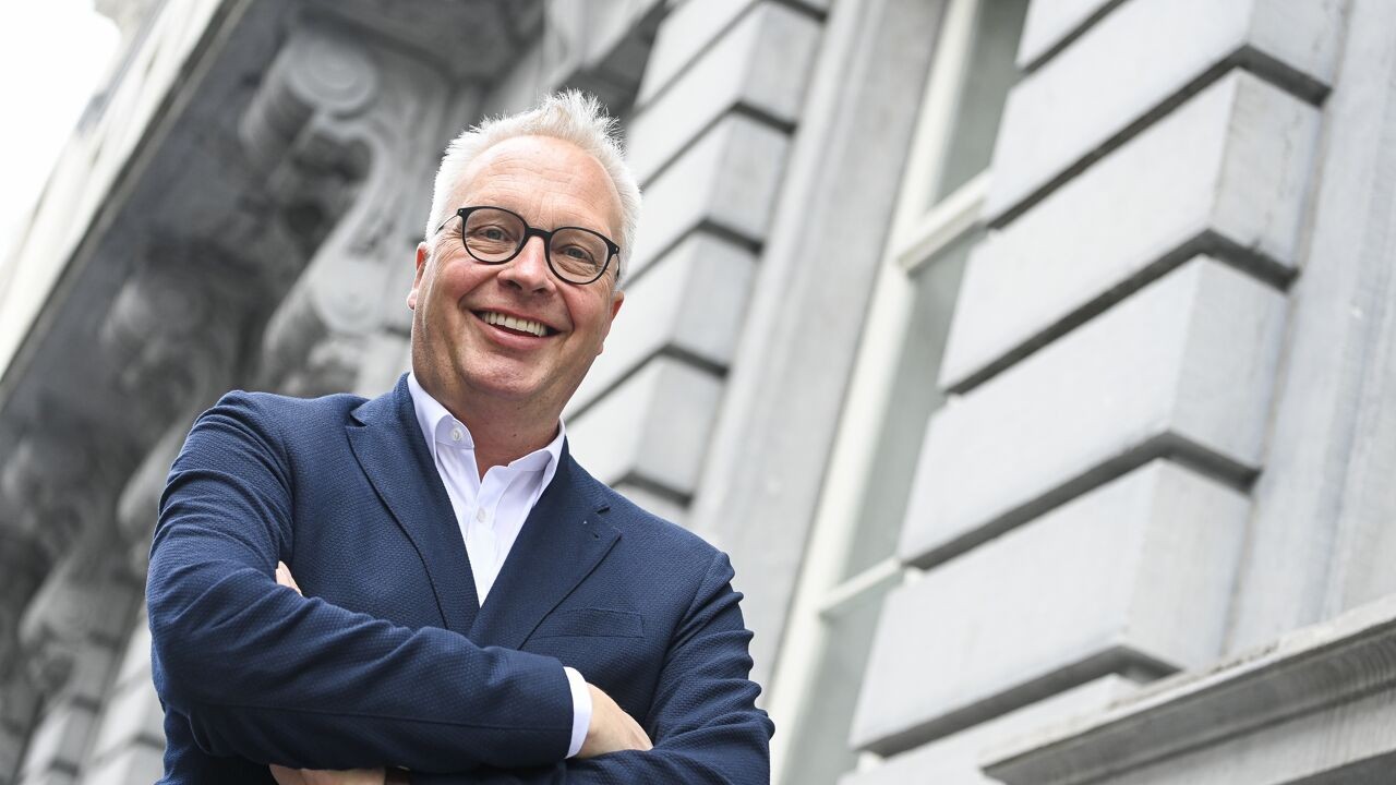 Wapenindustrie en overheid zijn te nauw verweven en dat is gevaar voor democratie, vindt Peter Mertens (PVDA): heeft hij een punt?