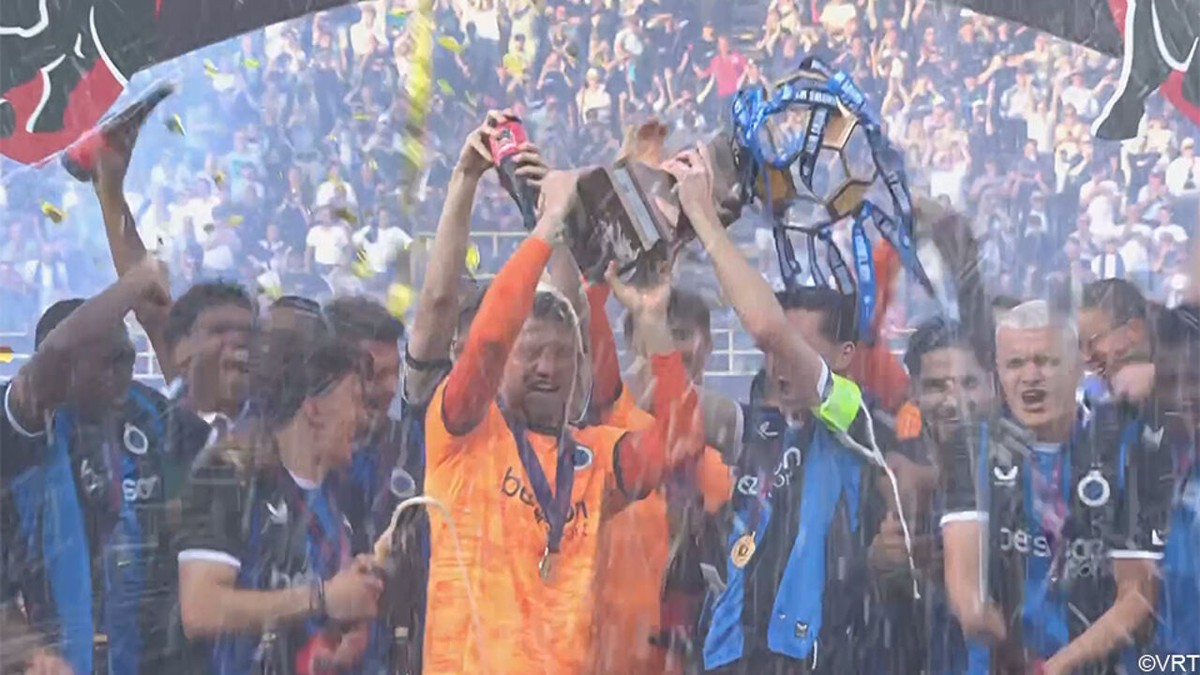 Heerlijke feestbeelden op Jan Breydel: Club-spelers steken trofee in de lucht voor uitzinnige zee aan fans