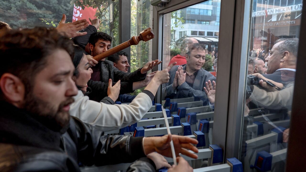 Politie in Turkije valt hoofdkwartier oppositiepartij CHP in Ankara binnen om partijleider te verdrijven