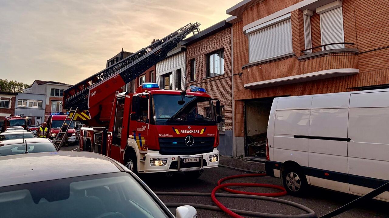 Dakbrand in Deurne slaat over op andere woning: rookpluim tot kilometers ver te zien