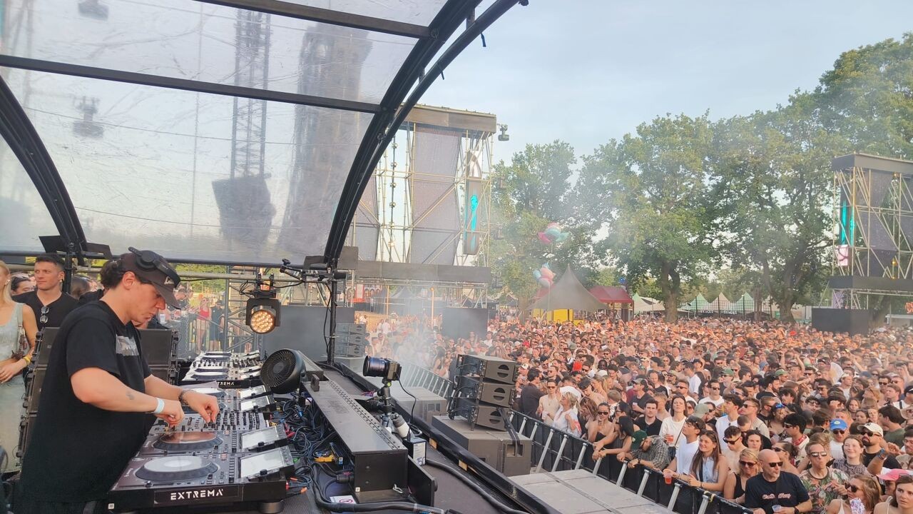 Belgische dj Pegassi begint aan zijn set op district 2: "Doet altijd deugd om hier te zijn"