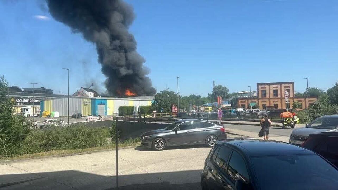 Asbest komt vrij door zware brand in kledingdepot in Tubeke, scholen en crèches blijven morgen gesloten