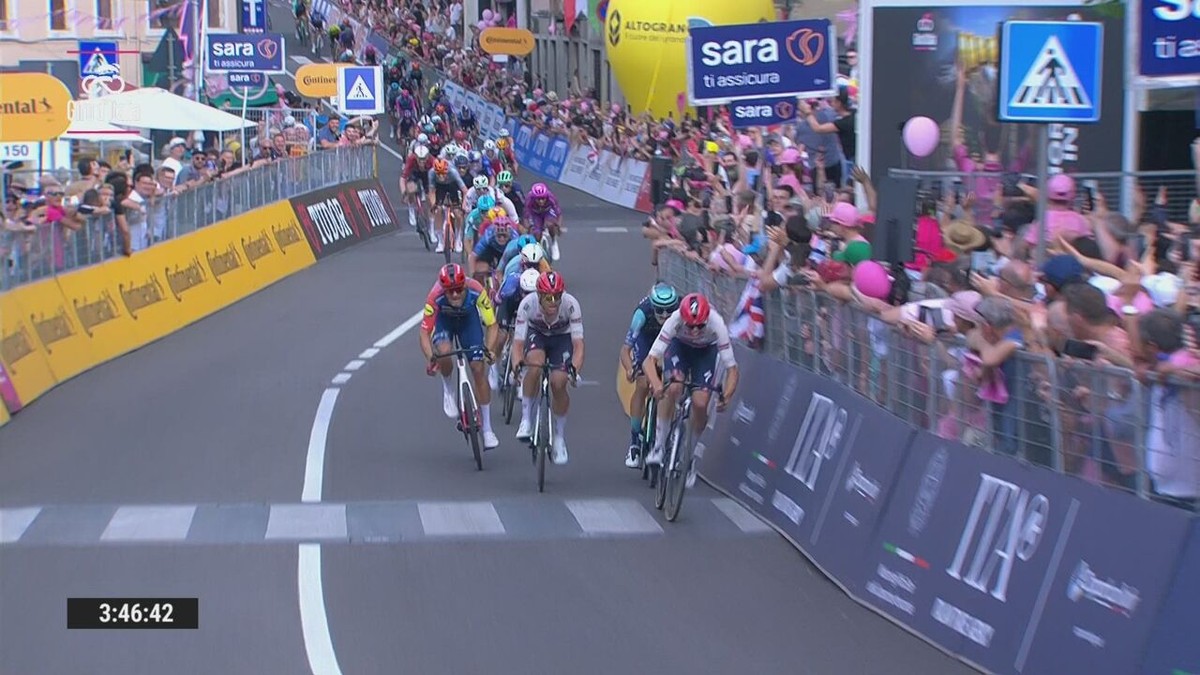 Dan toch een massasprint! Magnier pakt derde zege dankzij perfecte lead-out van Stuyven