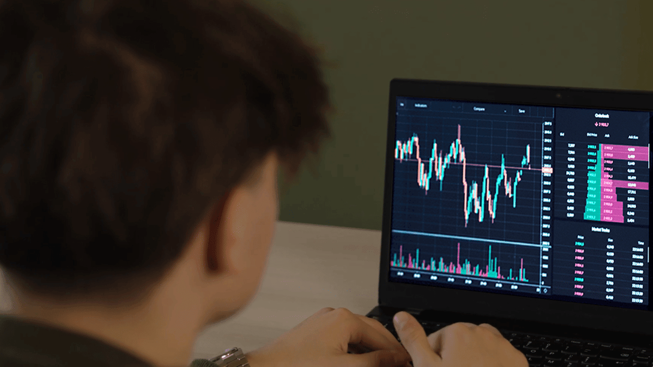 Lowie en Daan zijn minderjarig, maar beleggen toch in crypto: mag dat zomaar?