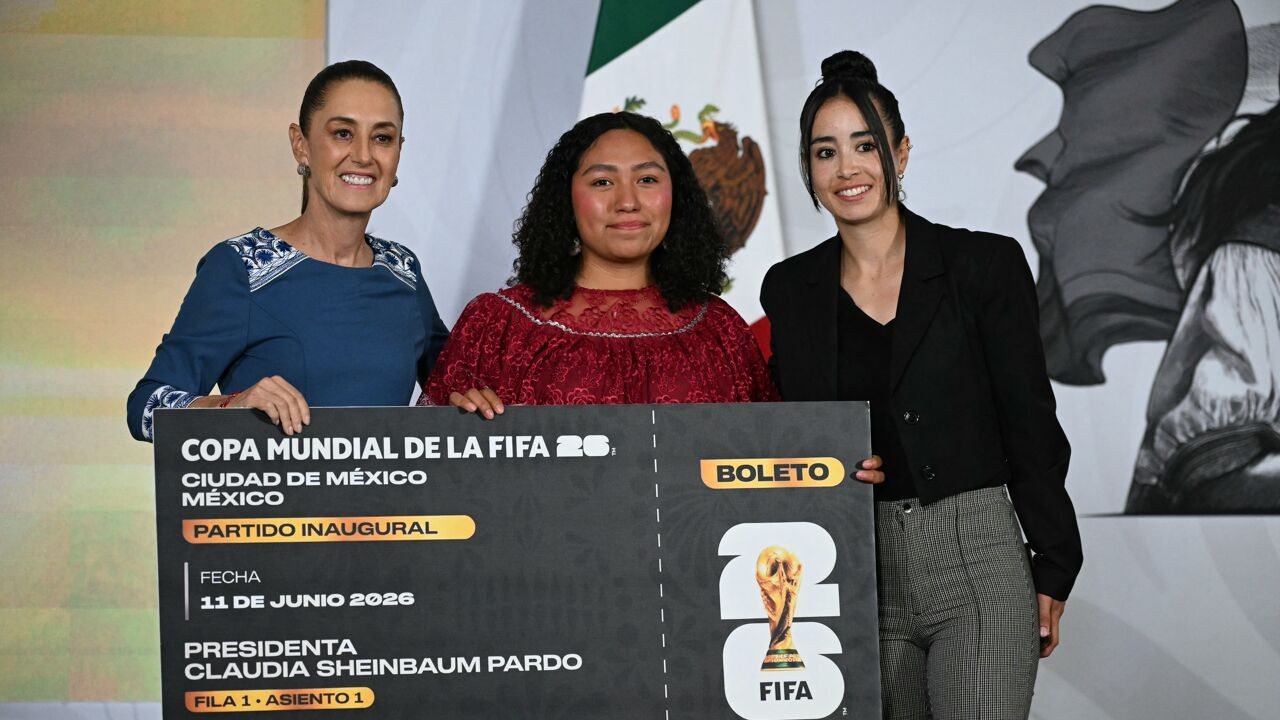 President Sheinbaum van Mexico schenkt haar kaartje voor openingsmatch WK voetbal aan inheemse vrouw