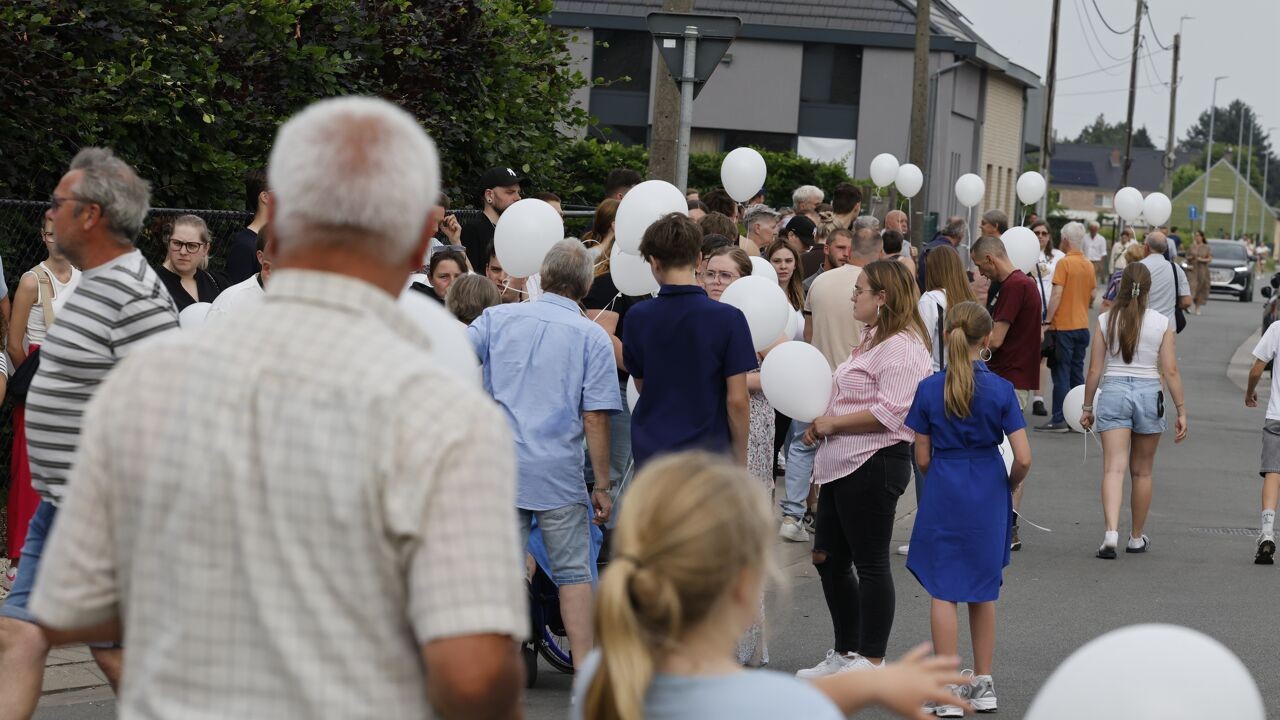 Driehonderdtal mensen komt samen voor stille wake op plek van ongeval in Buggenhout: "Hier is nog veel verdriet"
