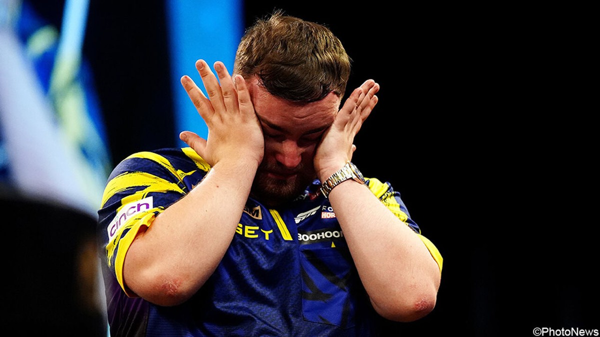 Triomfator Luke Littler breekt na weken van boegeroep in Premier League darts: "Ik was er kapot van"