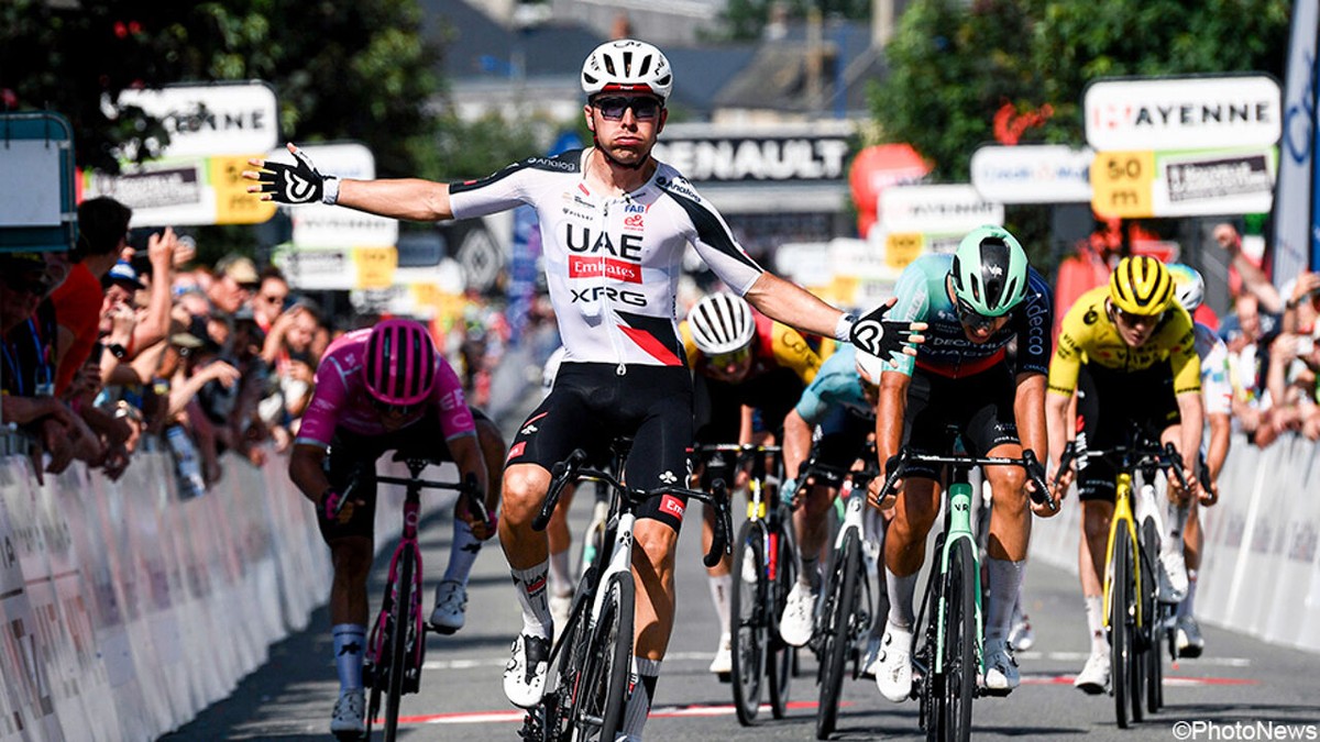 Weer prijs voor UAE in Boucles de la Mayenne: Benoit Cosnefroy sprint vanuit elitegroep naar winst én leiderstrui