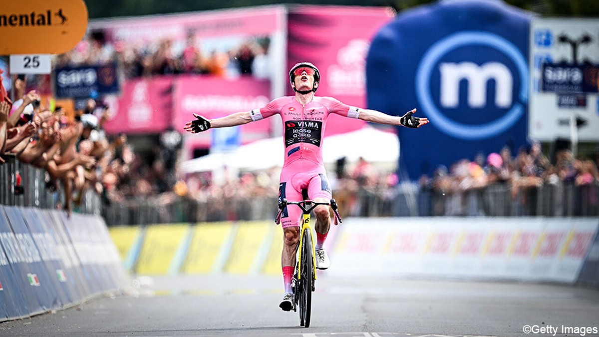 Roze kers op de taart: Jonas Vingegaard zet masterclass van ploeg om in 5e ritzege én geeft eindwinst extra glans