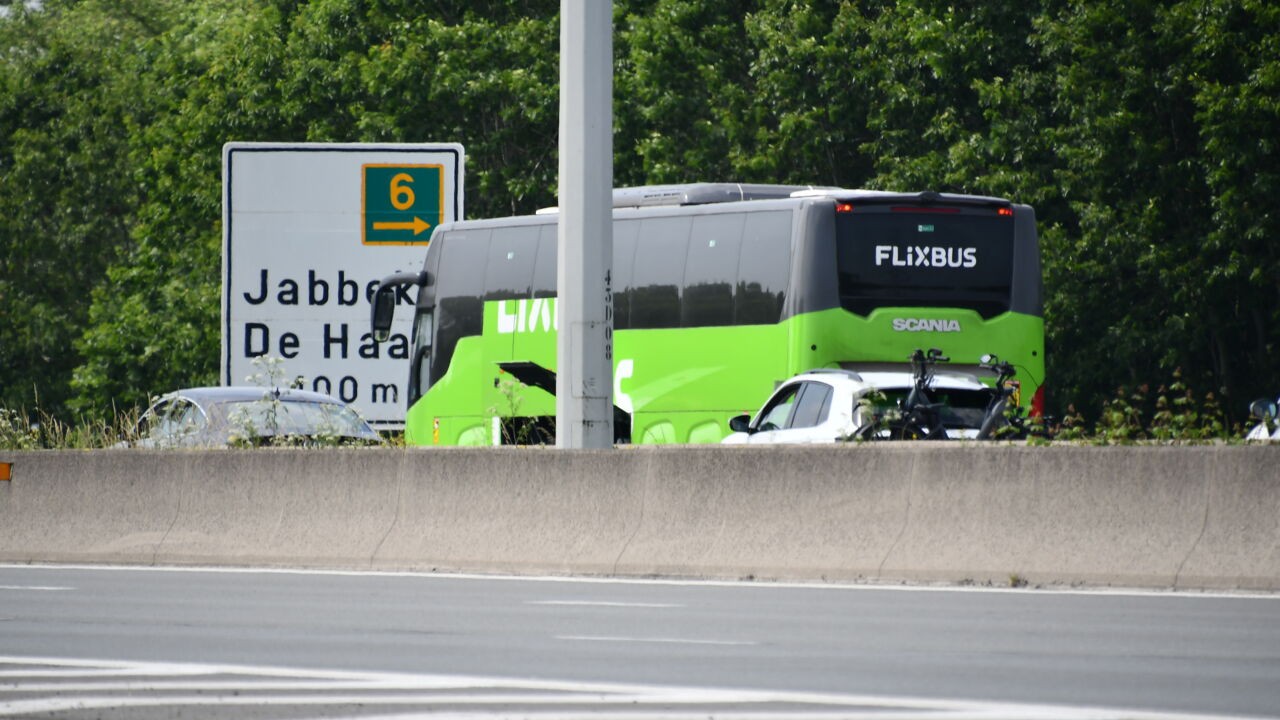 Flixbus met 2 vuurwapens op E40 bij Snellegem vrijgegeven, geen enkele passagier opgepakt