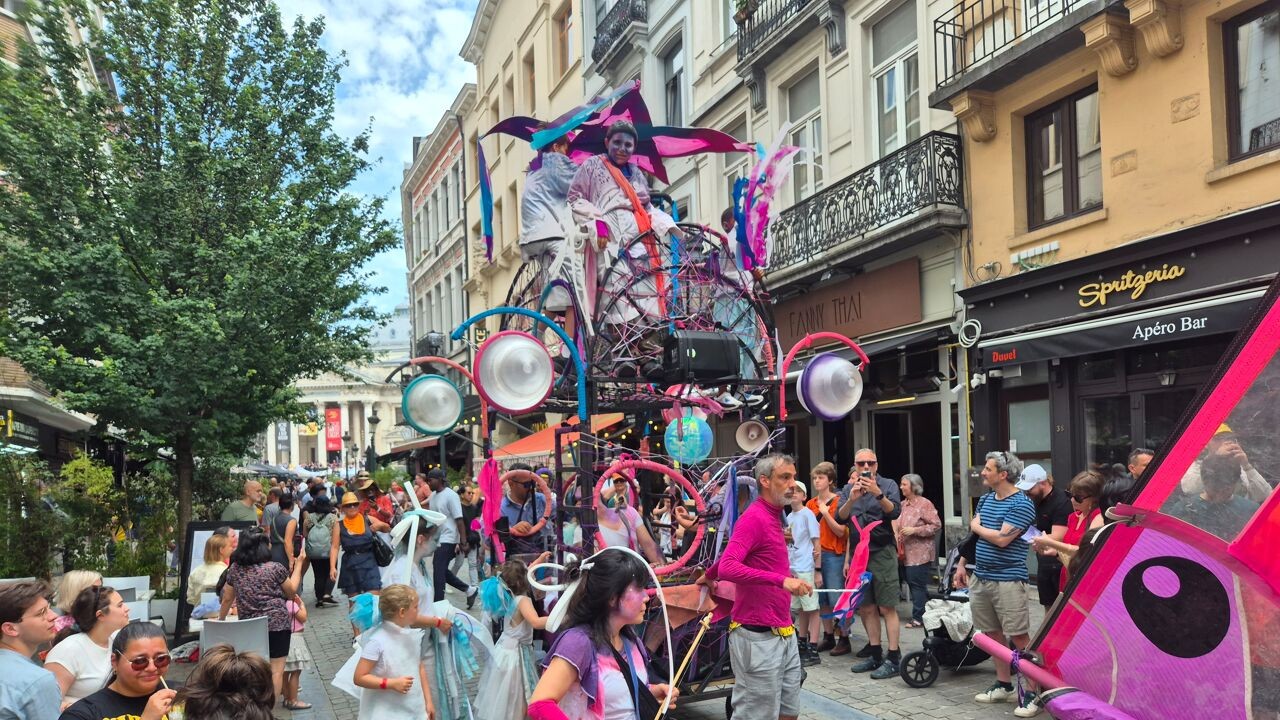Kleurrijke praalwagens en 1.600 deelnemers: Zinneke Parade trekt door Brussel