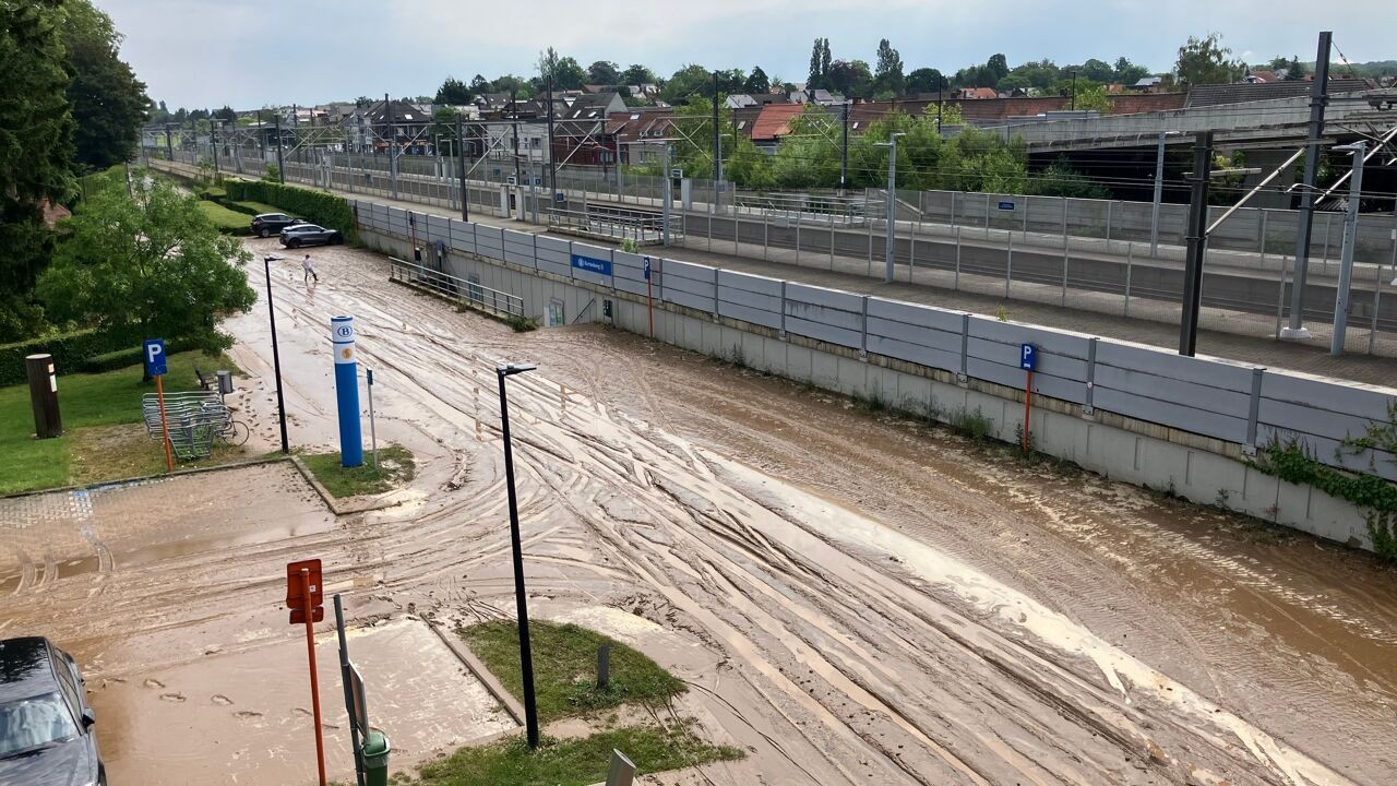 Onweer treft vooral centrum van het land: ondergelopen straten en modder op de weg