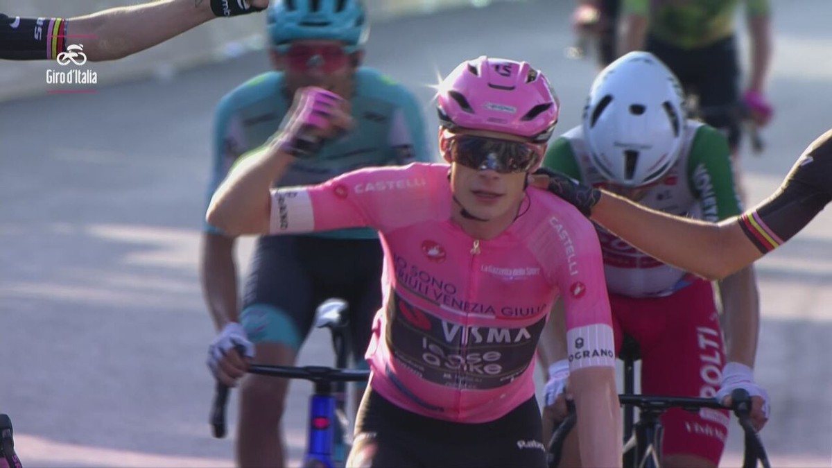 Jonathan Milan wint de slotrit in de Giro, Vingegaard neemt het roze mee naar huis
