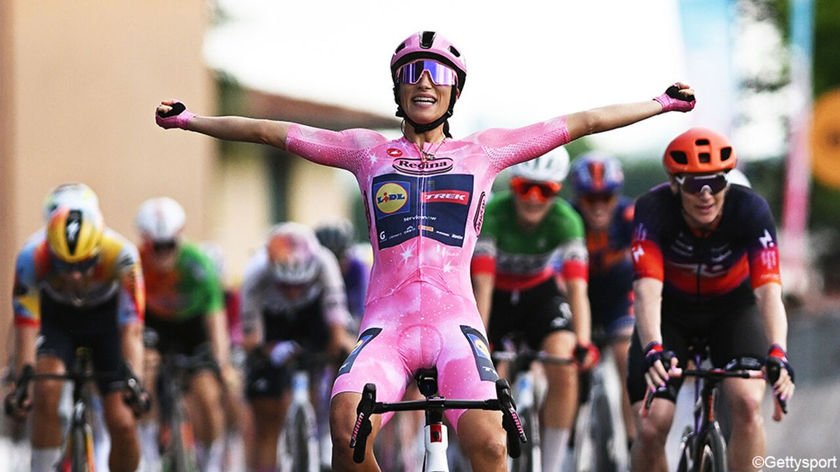 Drie op drie! Elisa Balsamo is in haar roze trui opnieuw duidelijk de snelste in de Giro