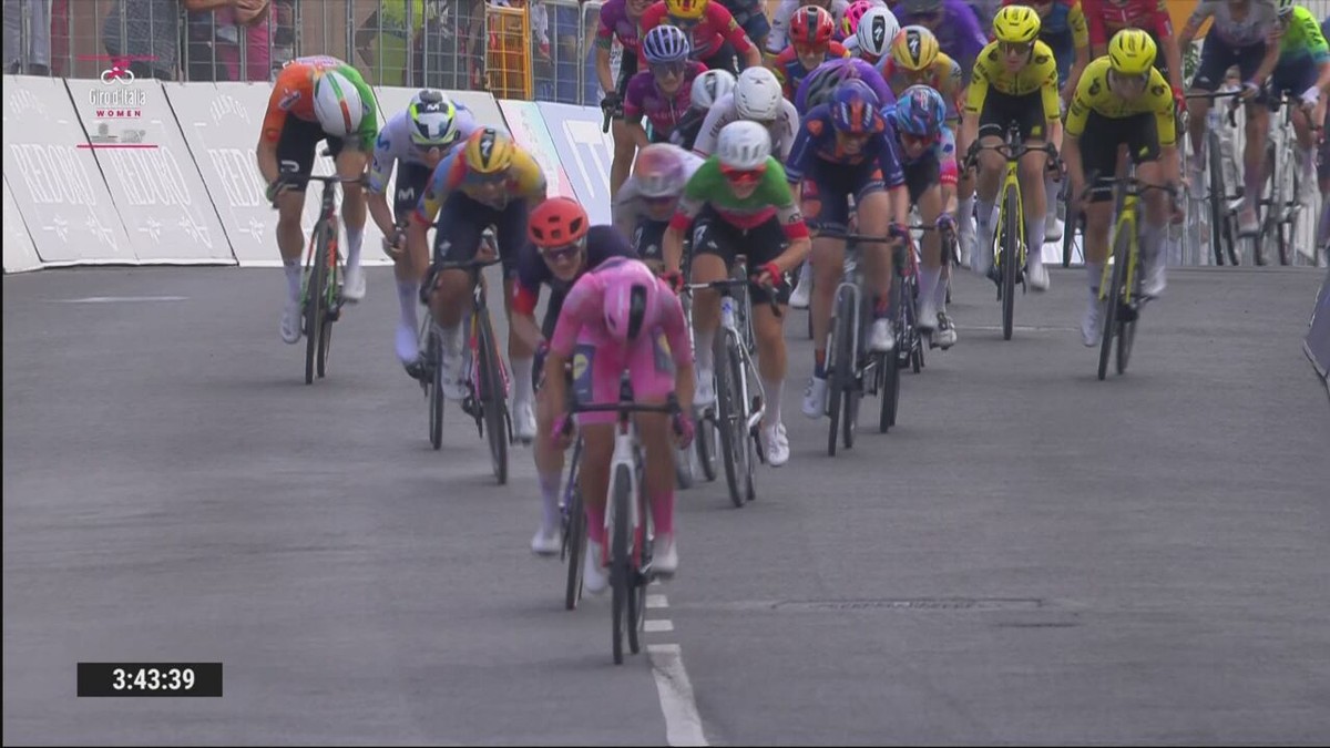 VIDEO - Late uitval levert niets op, Balsamo sprint naar derde zege in de Giro