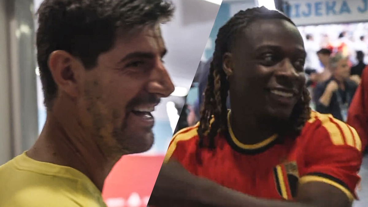 Amusant momentje tussen Doku en Courtois als toonbeeld voor opsteker: lachende gezichten bij Rode Duivels, die spreken van "prima start"