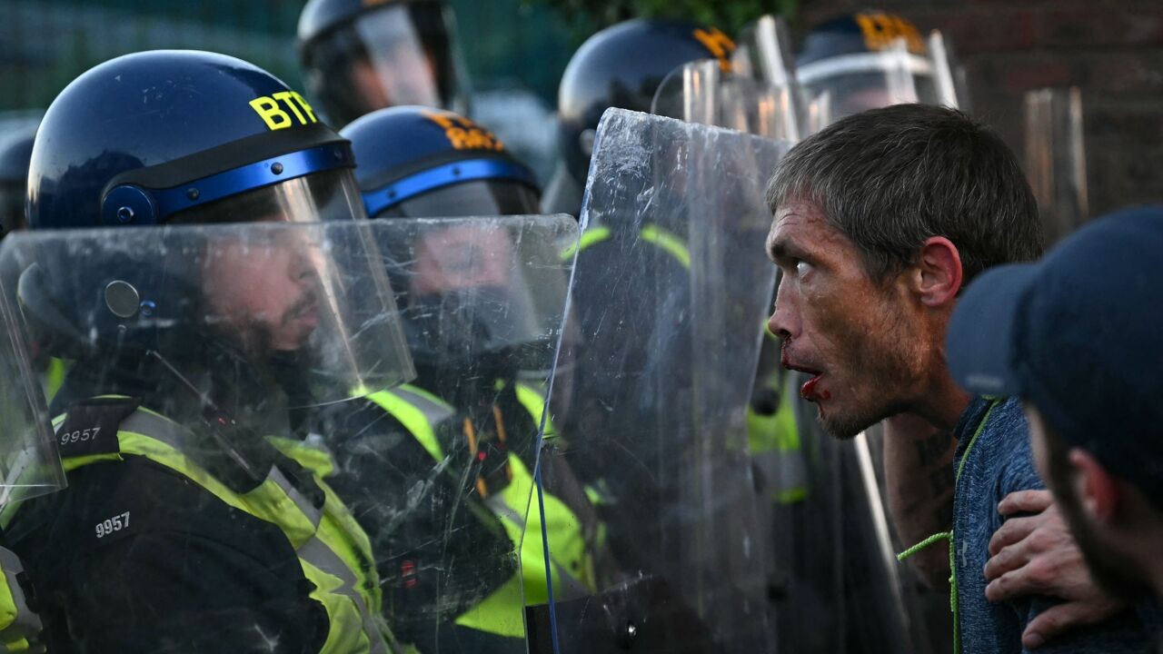 Betogers bekogelen politie in Southampton bij protest om vermoorde student