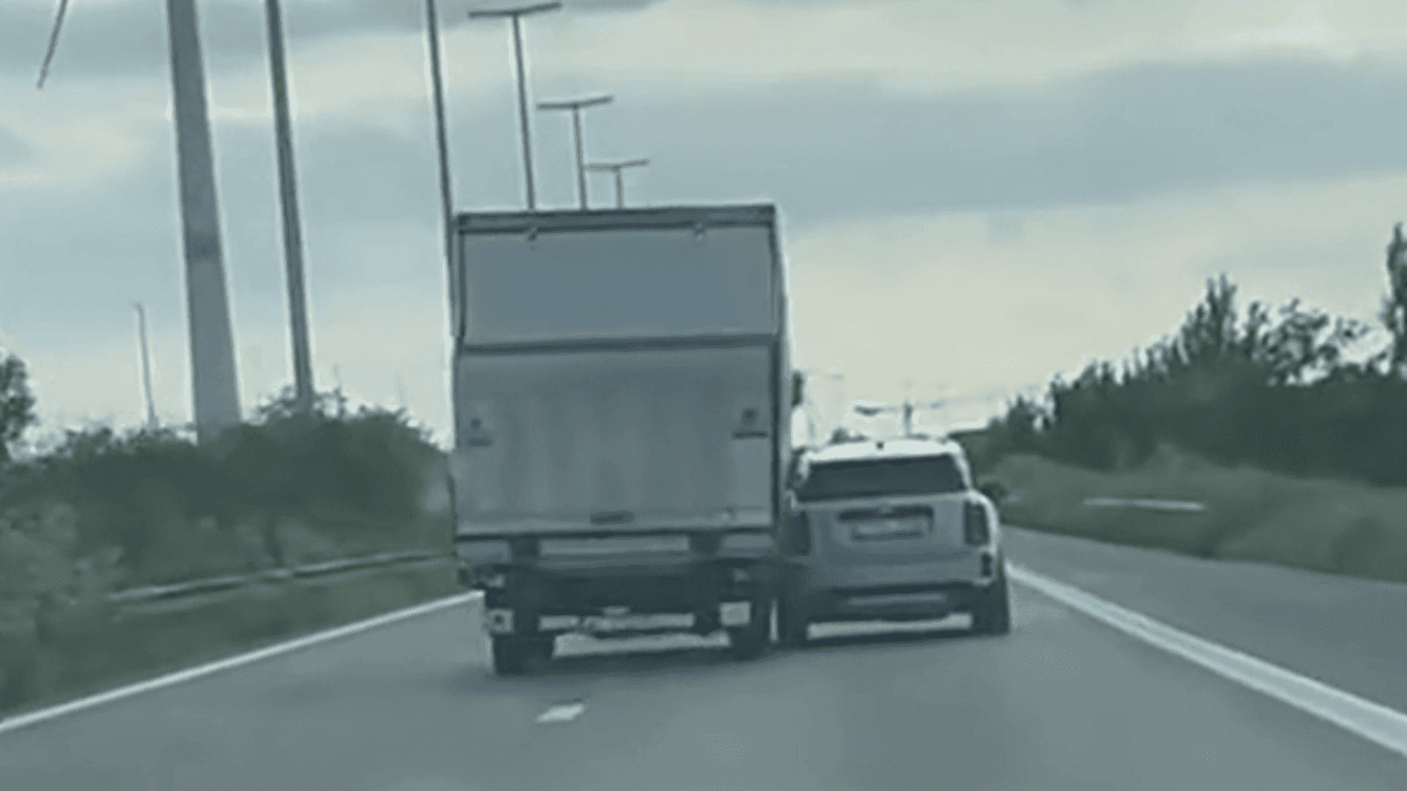 Bestuurder (40) van bestelwagen legt positieve ademtest af nadat hij tegen 20-tal auto's was gereden op E34/N49