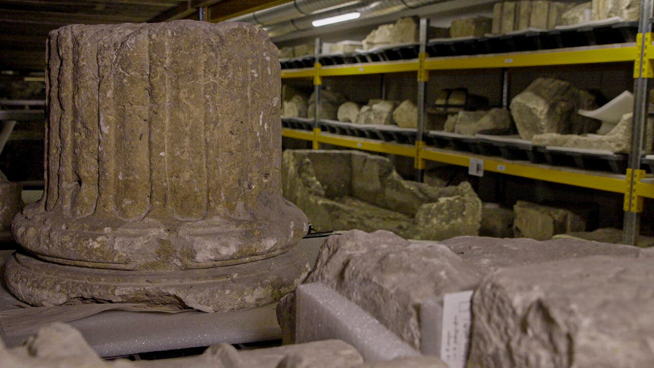 Munten, botten en mysterieuze tekens: opgravingen aan plein Notre-Dame brengen eeuwen geschiedenis van Parijs in beeld