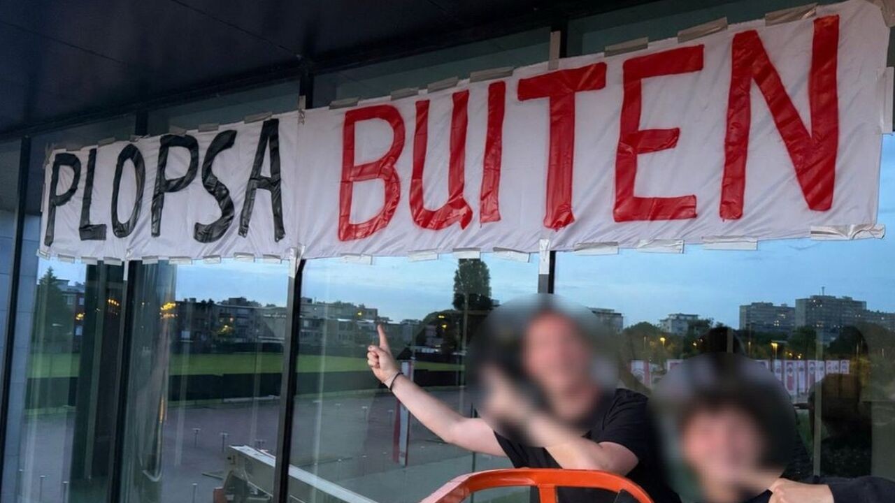"Plopsa buiten": supporters hangen spandoek op aan Bosuilstadion tegen bestuurder Steve Van den Kerkhof