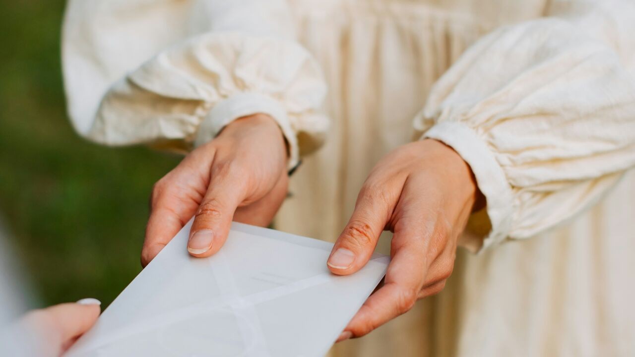 Hoeveel geld steek je in de cadeau-envelop? "Het is geen terugbetaling voor het feest", zegt etiquette-expert