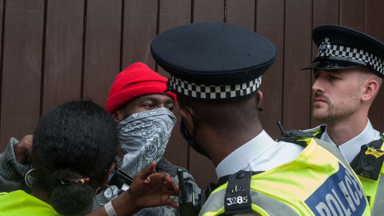 "Twee maten, twee gewichten": worden etnische minderheden milder behandeld door Britse politie?