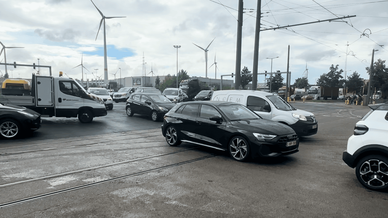 Na chaotische toestanden met geblokkeerde kruispunten in Antwerpen: politie waarschuwt voor gevaar en boetes