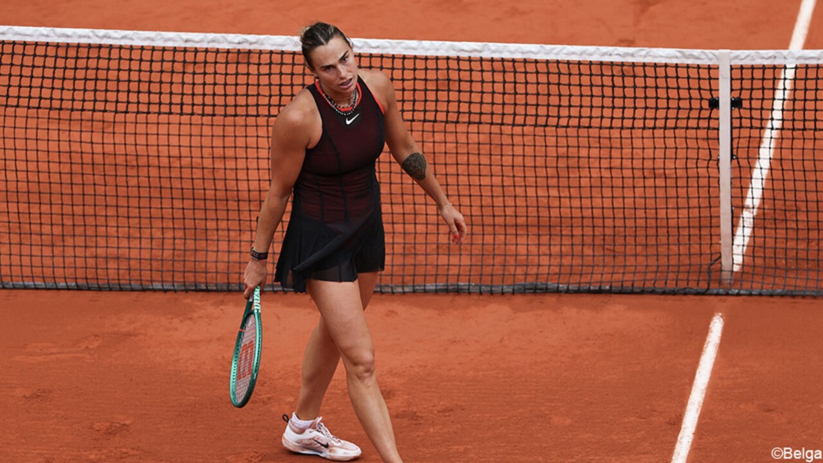 Wéér een enorme verrassing: Aryna Sabalenka stapelt fouten op en sneuvelt tegen Russin Sjnajder op Roland Garros