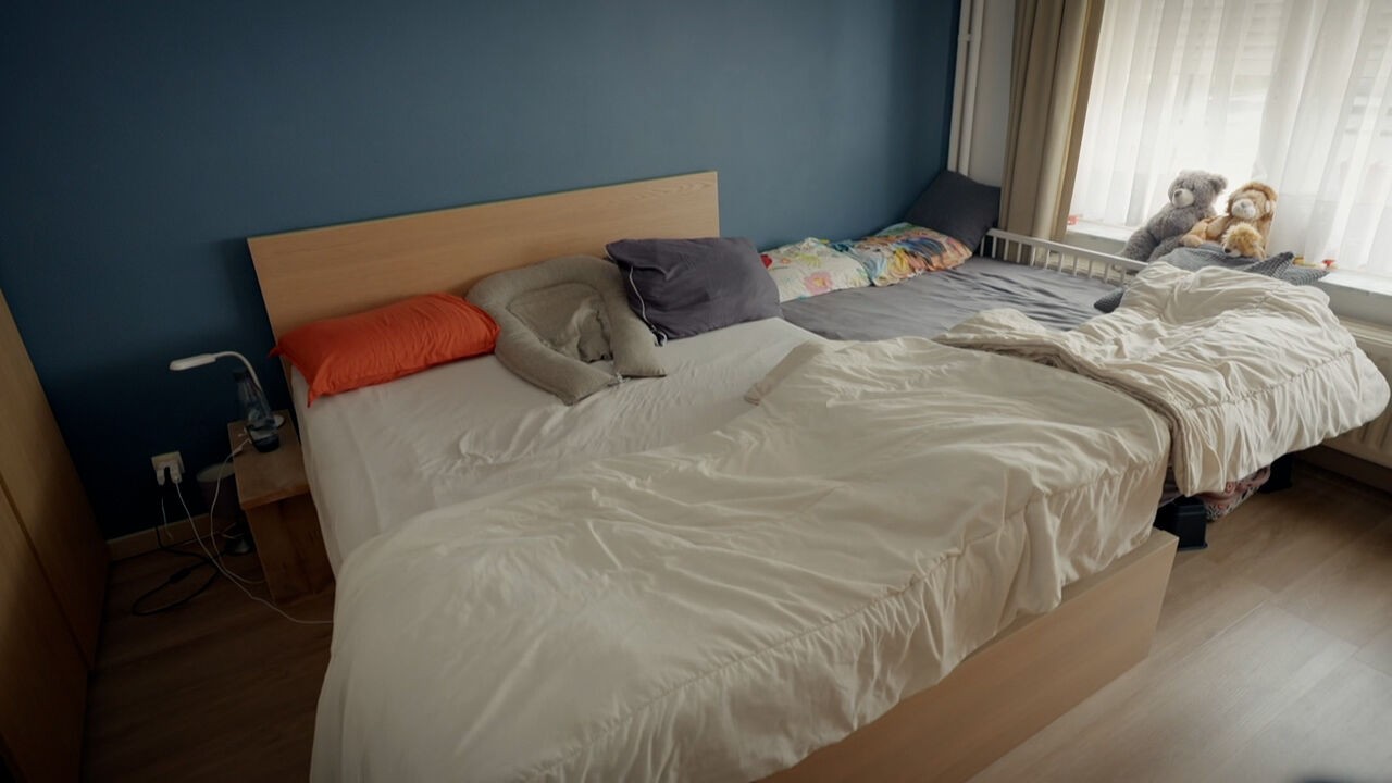 'Blind Gekocht'-koppel slaapt met 5 in 1 kamer: is samen slapen met je kinderen een goed idee?