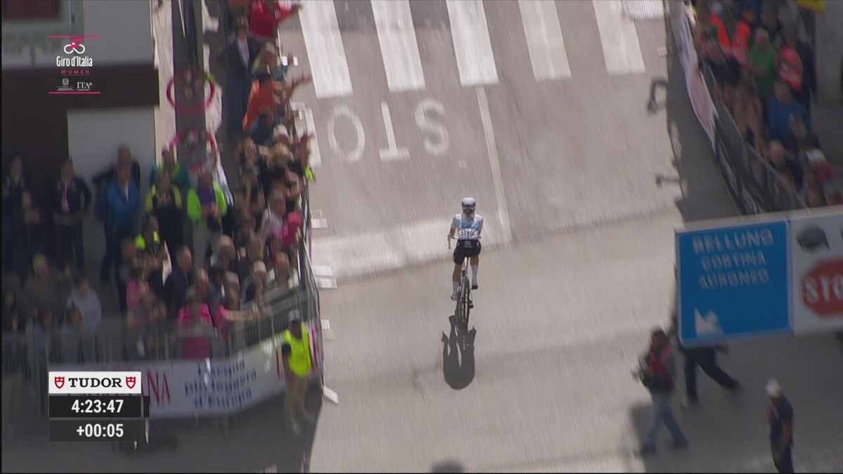 VIDEO - Sprint der favorieten! Demi Vollering heeft het meeste overschot en wint de 5e rit in de Giro