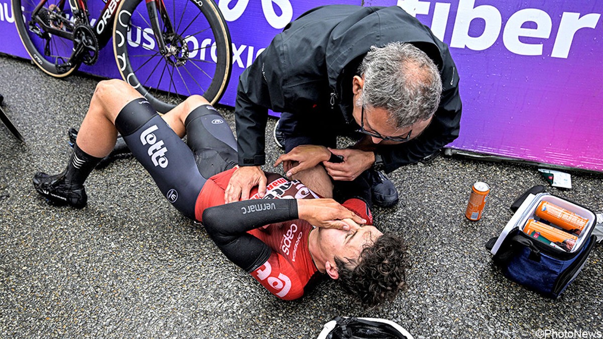 Alle frustraties weggestampt: beestachtig sterke Arnaud De Lie rolt vluchter op de valreep op met lange sprint bergop