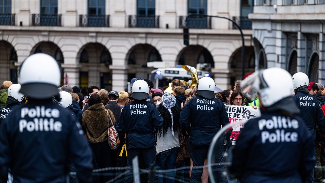 "Krapuul, stuur hen naar bootcamp": Conner Rousseau boos op betogers in Brussel