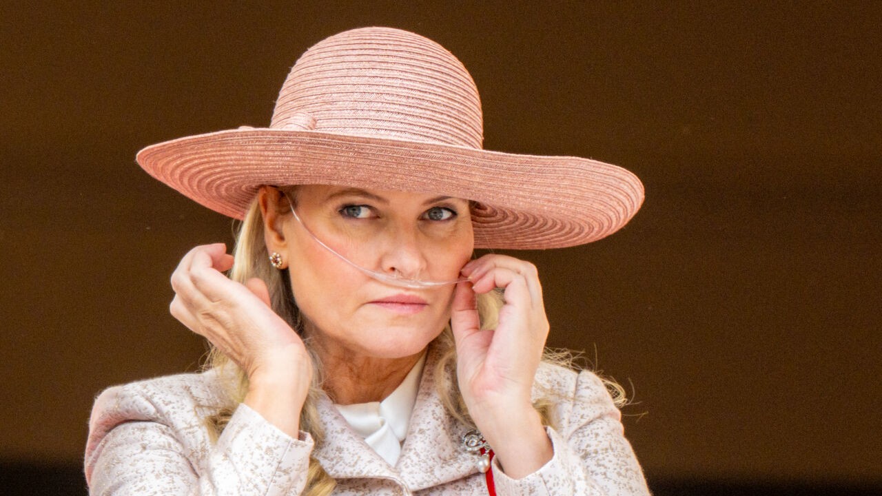 Noorse kroonprinses Mette-Marit gezien bij ziekenhuis, kort nadat man en dochter vervroegd uit buitenland zijn teruggekeerd