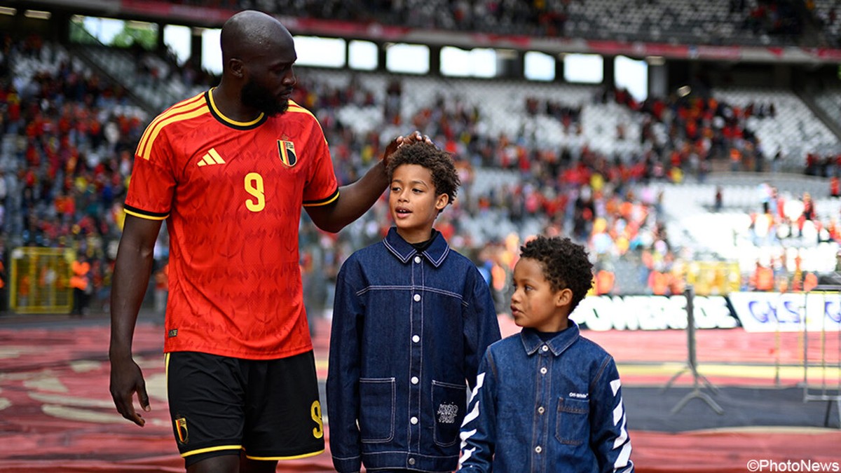 Inclusief innige familiemomenten: Rode Duivels tonen het goede groepsgevoel bij ereronde in Koning Boudewijnstadion
