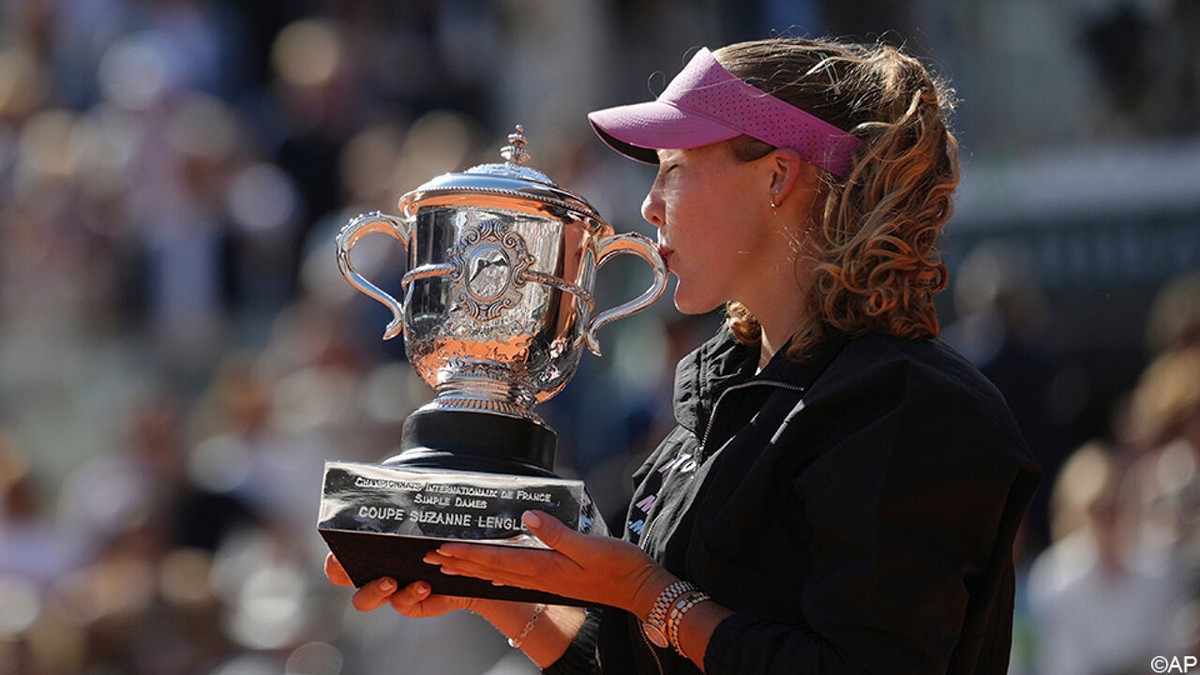 Geen superstunt van kwalificatiespeelster: 19-jarige Mirra Andrejeva kroont zich tot winnares van Roland Garros