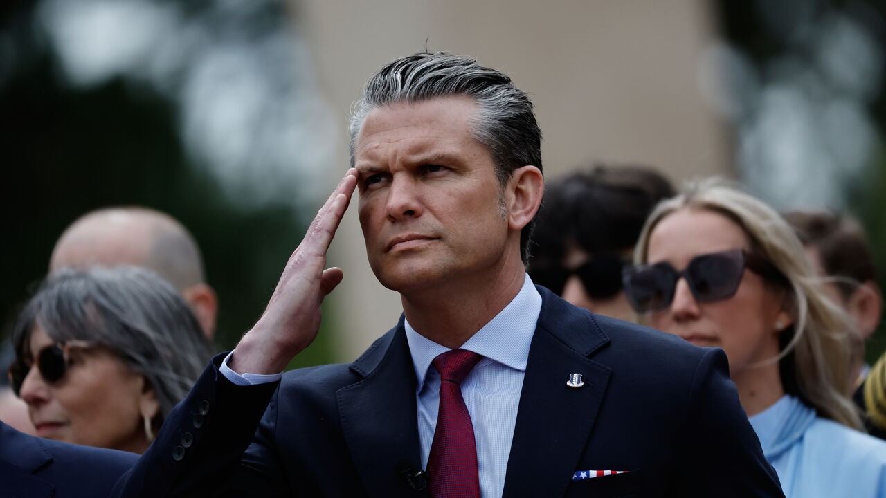 VS-minister van Defensie Hegseth haalt uit naar bondgenoten op D-day-herdenking in Normandië: "In 1944 droeg iedereen steentje bij"