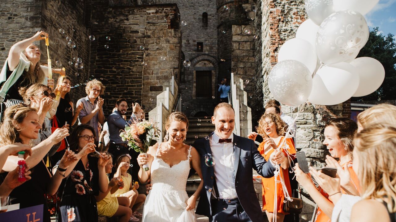 Tim en Maura trouwden in het Gentse Gravensteen: "Duur maar heel uniek, zelfs met de toeristen in de Ridderzaal"