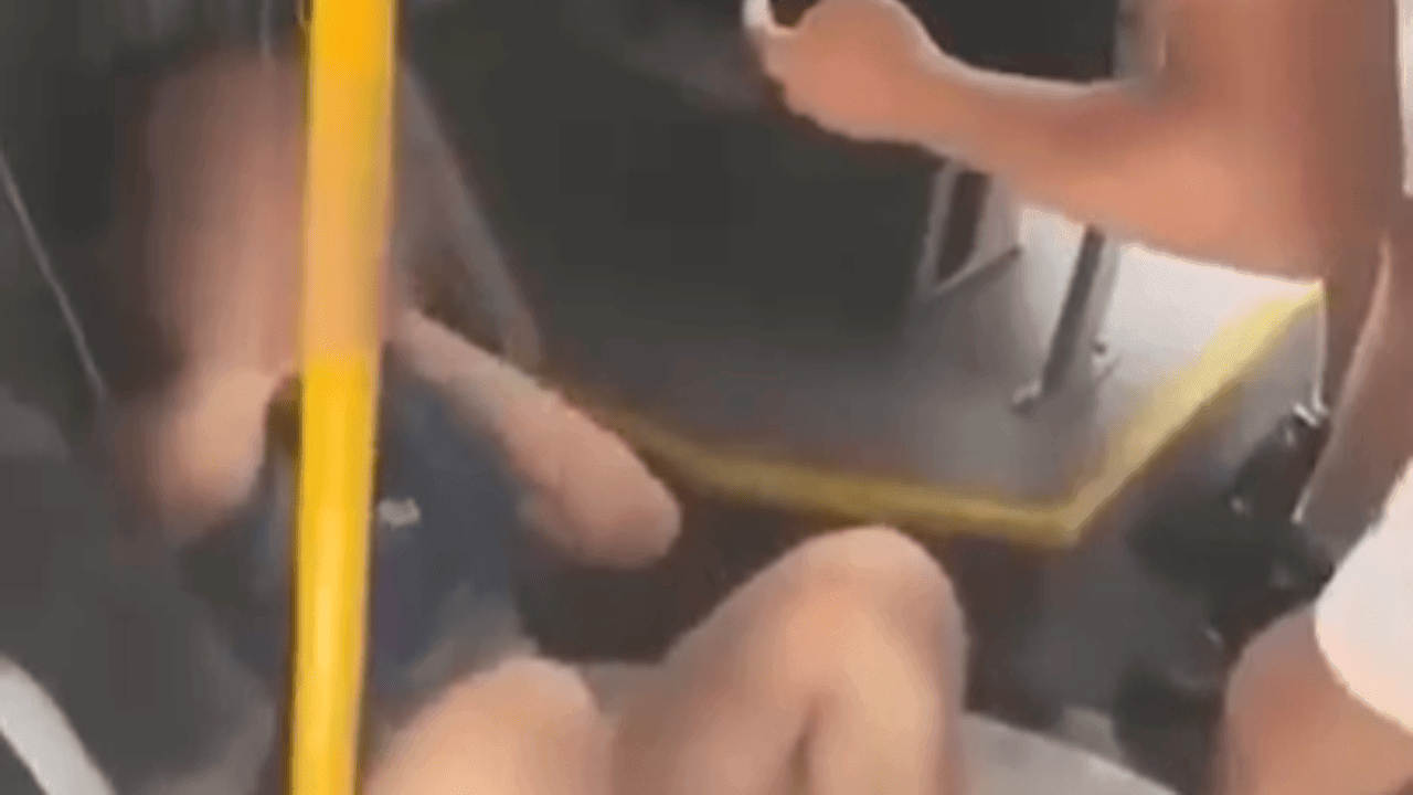 Jongen krijgt zware klappen op lijnbus in Aartselaar, parket is onderzoek gestart