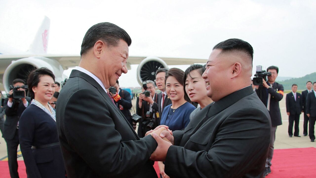 Chinees president Xi Jinping landt in Noord-Korea voor staatsbezoek: "Onze vriendschap is onoverwinnelijk"