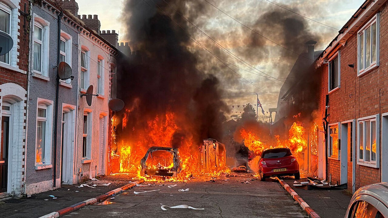 Huizen en auto's in brand gestoken bij betoging in Belfast na gewelddadig steekincident door vluchteling