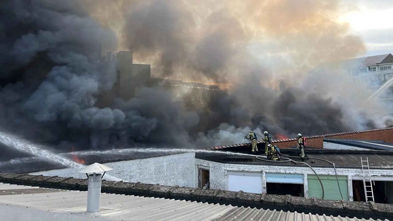 Loods die uitbrandde in Anderlecht mocht enkel als opslagplaats gebruikt worden: "Omgekomen slachtoffers hadden vergunning"