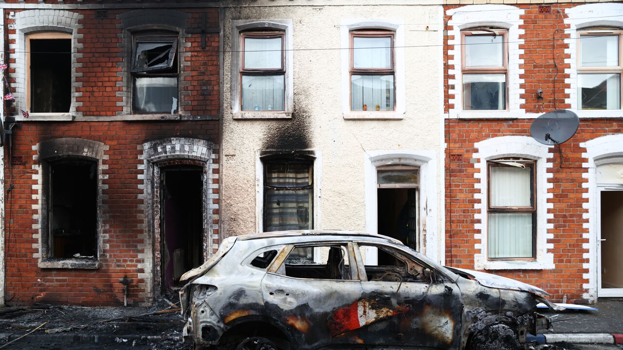 Gezinnen gevlucht, baby van 2 maanden gered door politie: de menselijke impact van nacht vol geweld in Belfast is groot