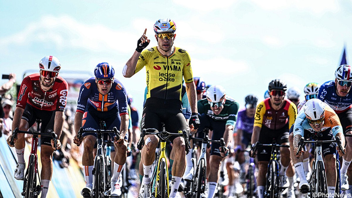 Opsteker richting Tour: Wout van Aert zwaait met zijn vingertje na massasprint uit het boekje