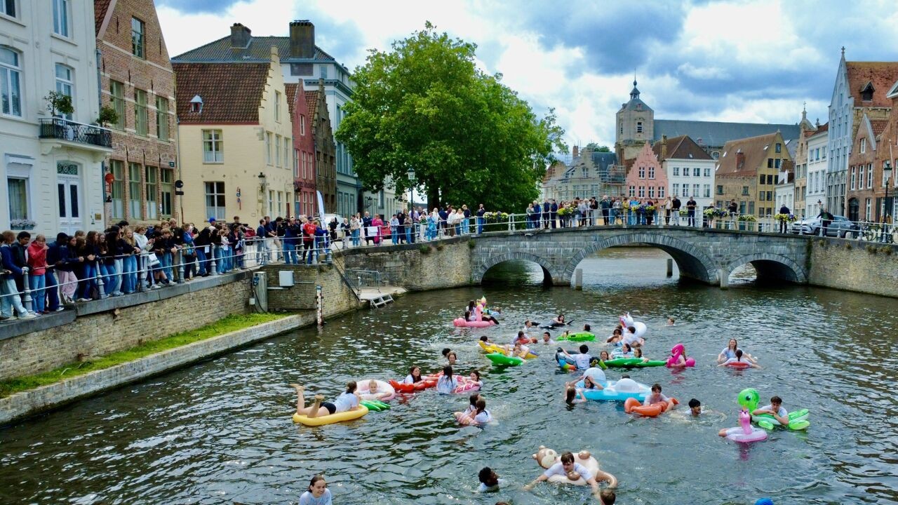 Brugse leerlingen springen in de reien om afscheid van middelbaar te vieren: "Keken hier 6 jaar naar uit"