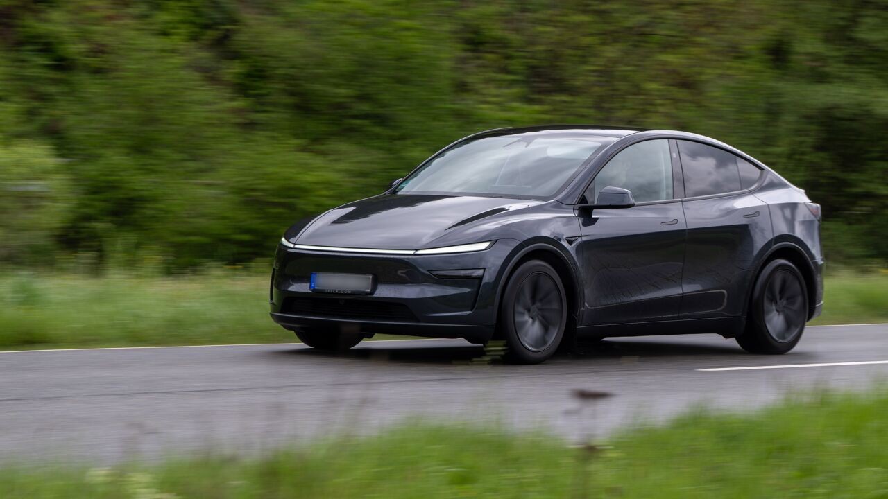 Wat moet je doen om een zelfrijdende Tesla te gebruiken, kan je zo'n wagen herkennen op de baan en wat met andere merken?
