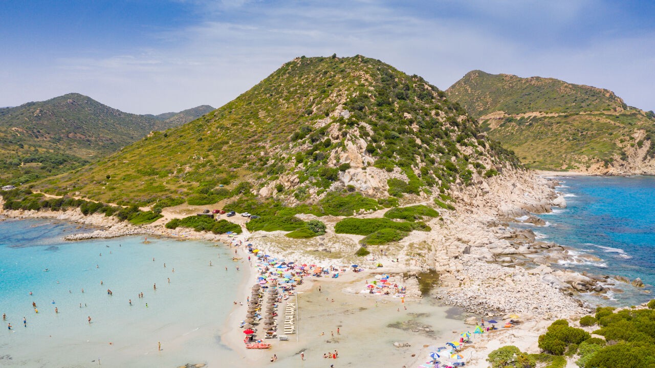 Geen parasols meer welkom en toegangsticket van 10 euro: nieuwe regels op strand in Sardinië veroorzaken kritiek
